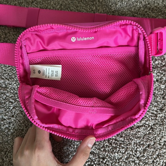 Lululemon everywhere belt bag- sonic pink - Picture 3 of 4